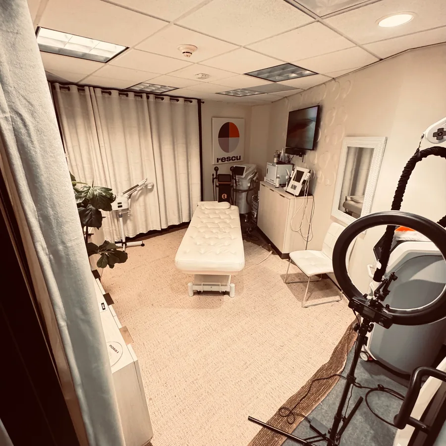 Rescu aesthetics room with a treatment bed, mirror and equipment