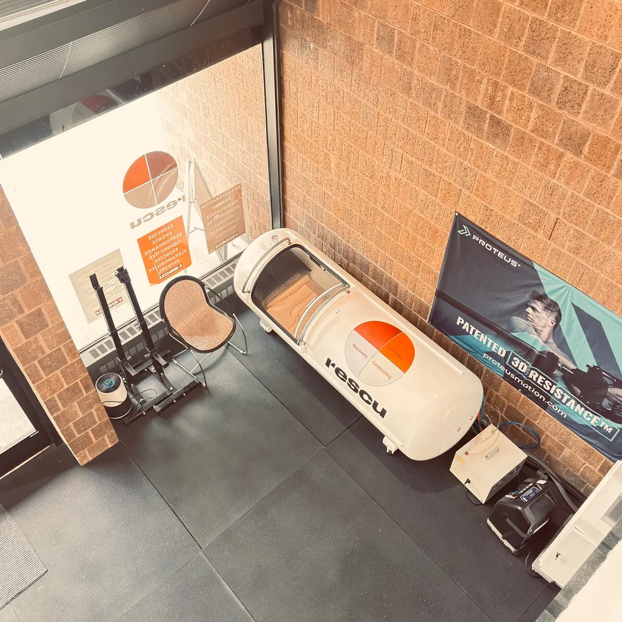 White horizontal hyperbaric chamber with Rescu branding